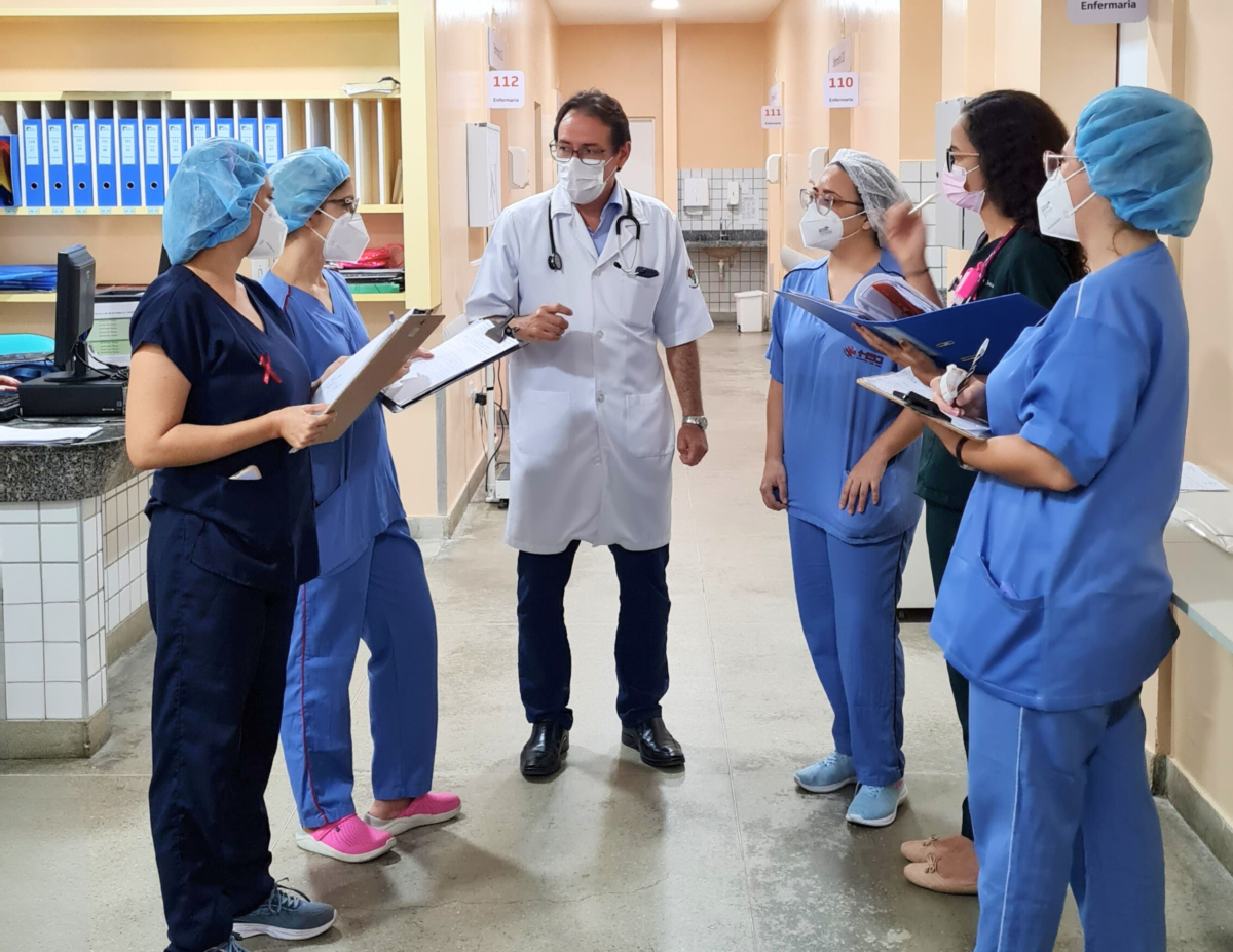 Dia do Médico: qualificação e humanização no cuidado com os pacientes pautam trajetória de profissionais da Rede Sesa