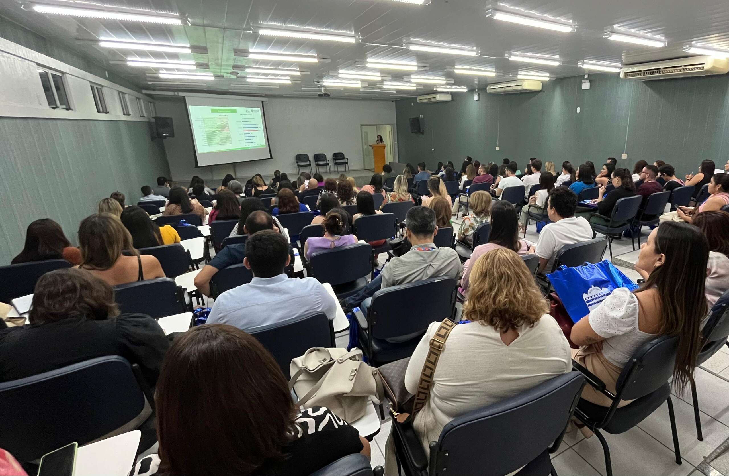 Hospital São José destaca assistência a pessoas vivendo com HIV/aids em 16ª Jornada Científica