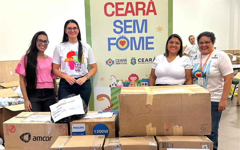 Issec entrega brinquedos arrecadados para crianças do programa Ceará Sem Fome