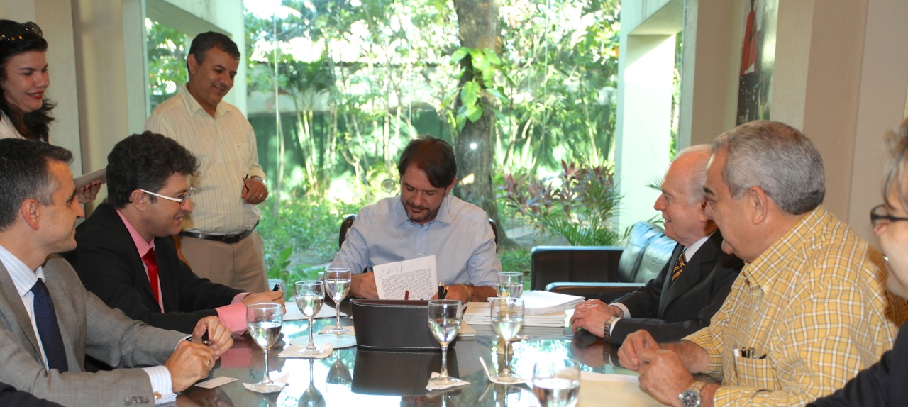 Cid Gomes assina maior contrato de mobilidade urbana do Brasil