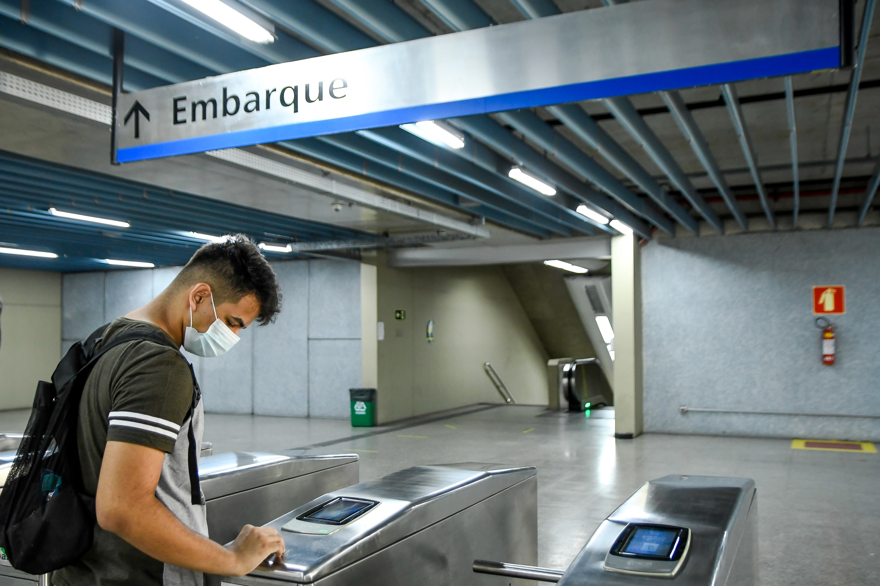 Estudantes tem prazo até 31 de outubro para revalidar meia passagem no Metrô.