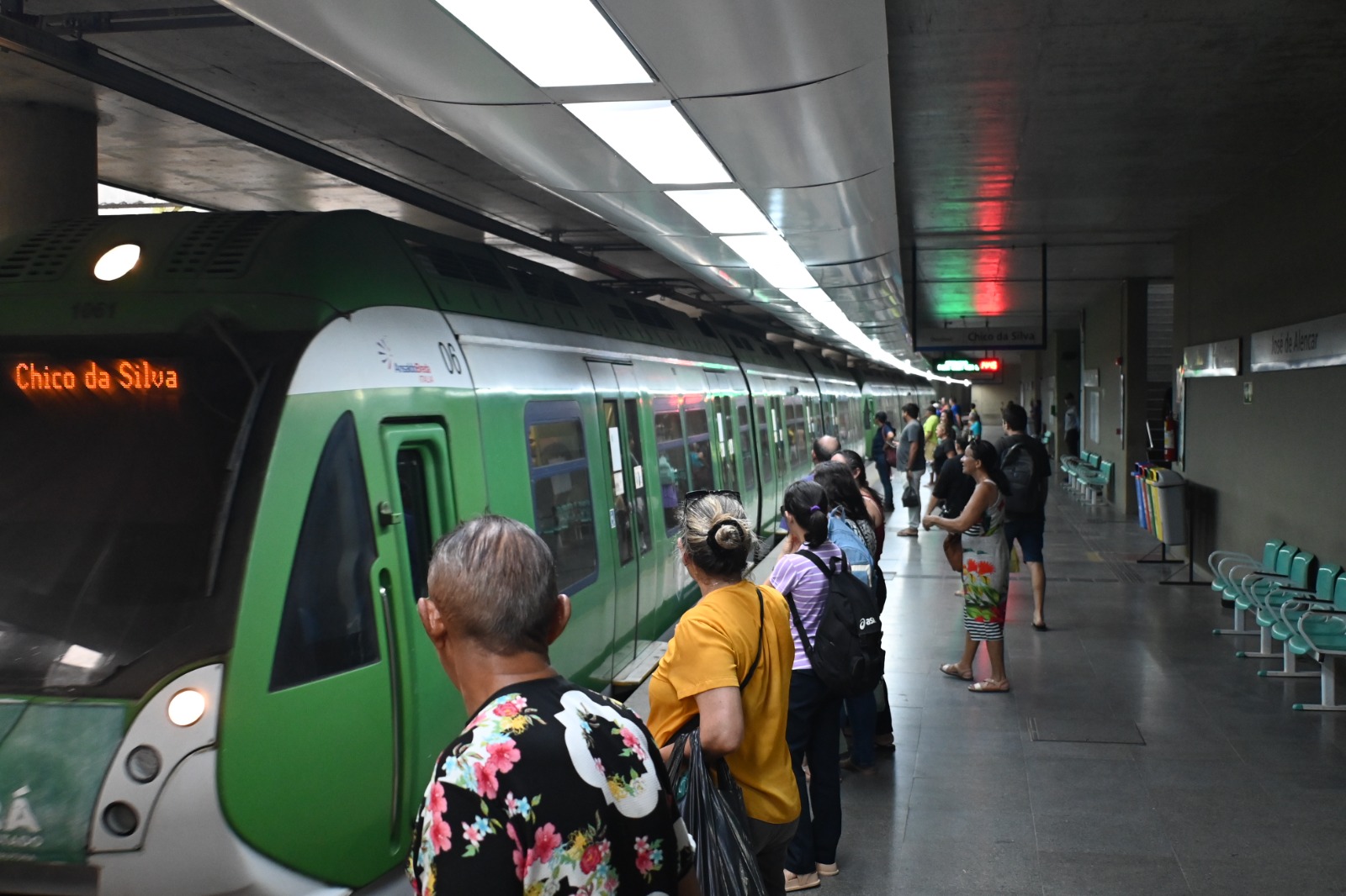 Pessoas procurando trabalho podem usar metrô e VLT de graça. Saiba como