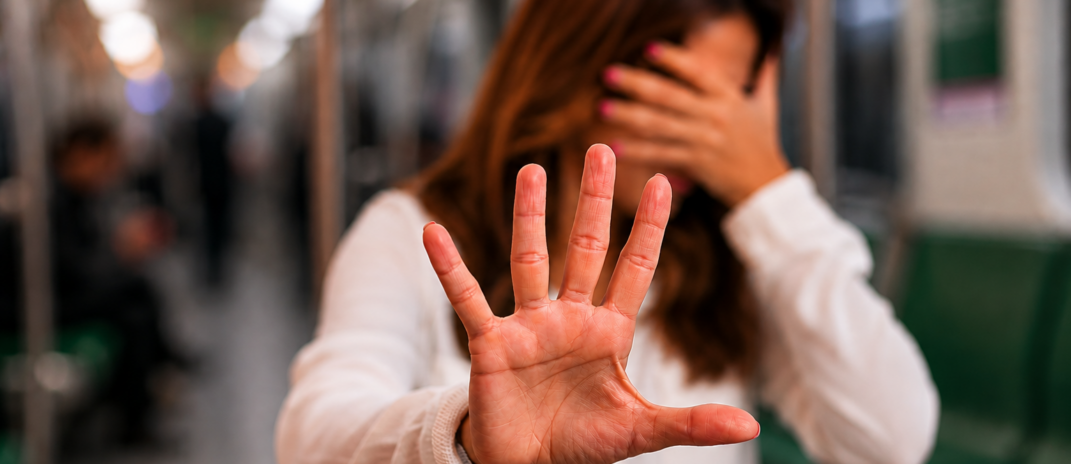 Saiba como denunciar e pedir apoio em casos de importunação sexual