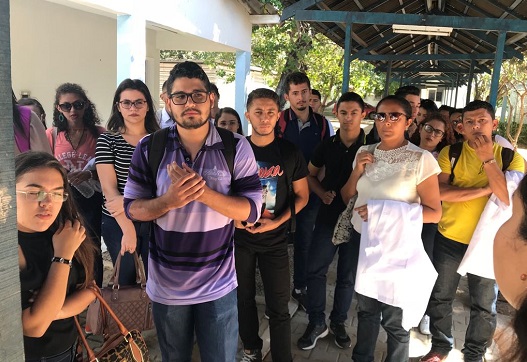 Laboratórios de Química recebem alunos do IFCE