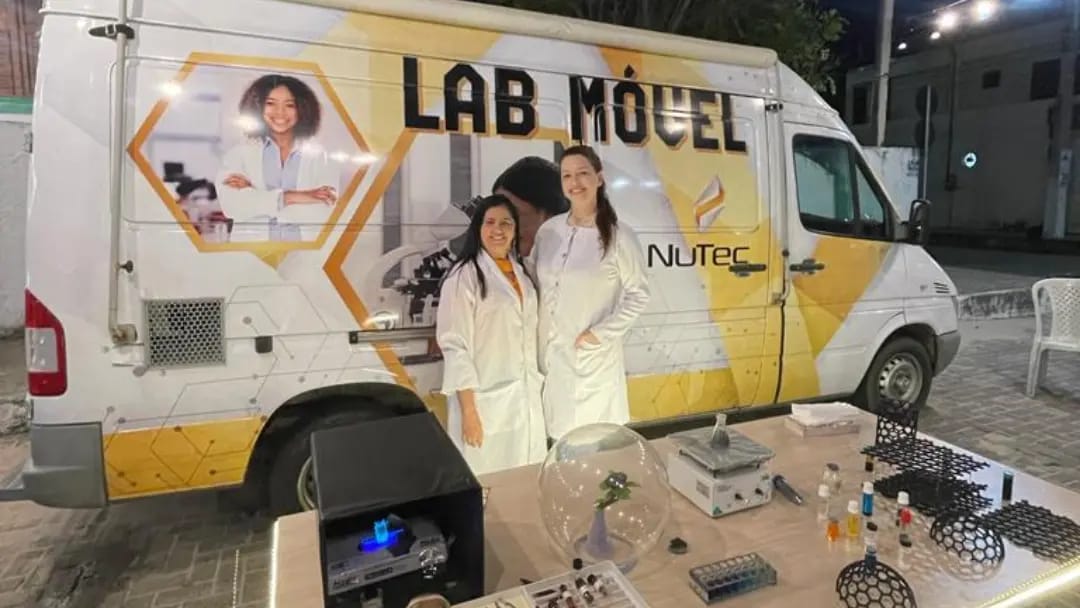 Laboratório móvel do Nutec apresenta experimentos de nanotecnologia na FdCR