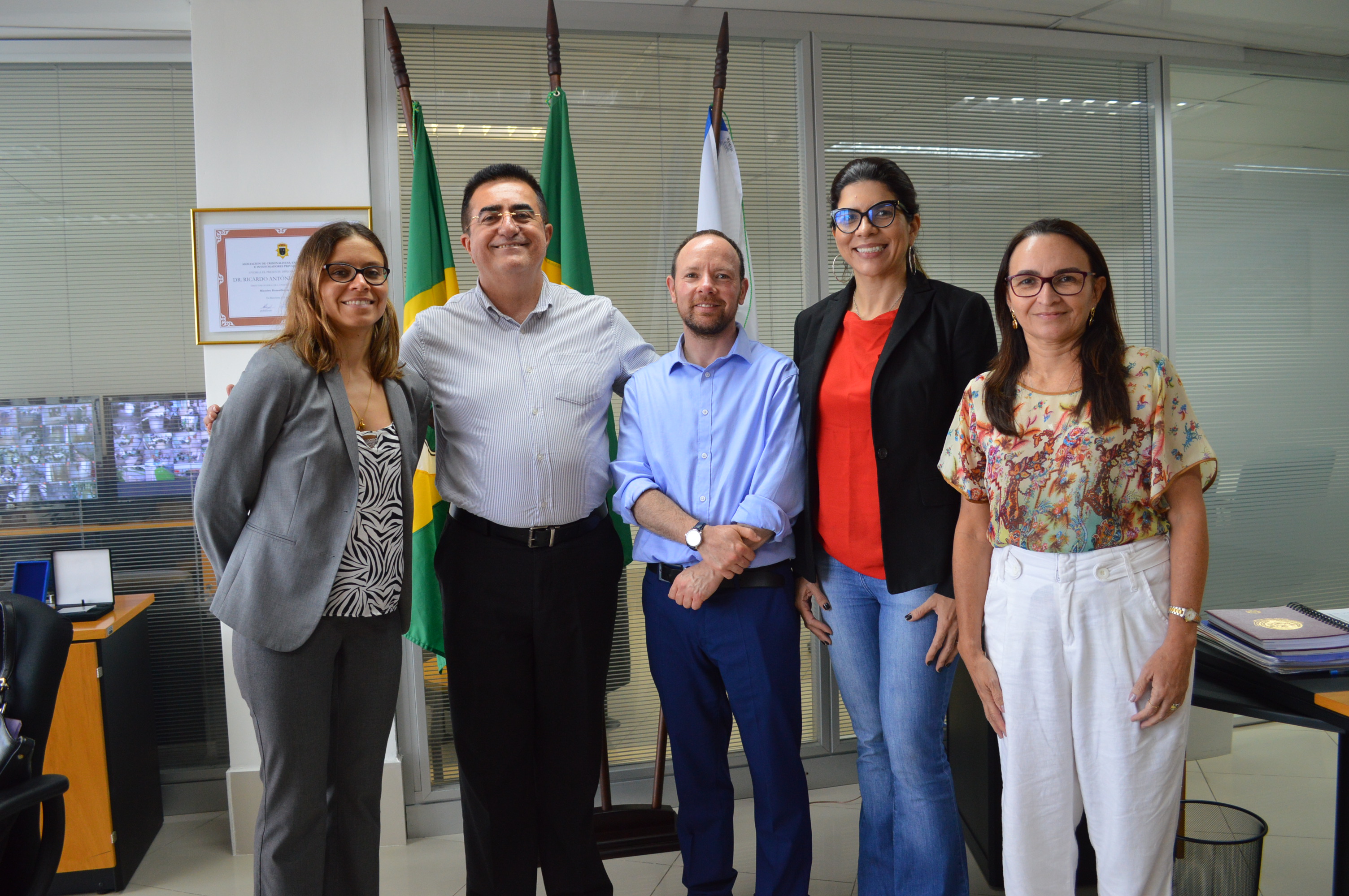 Perito e delegada da França visitam a sede da Pefoce