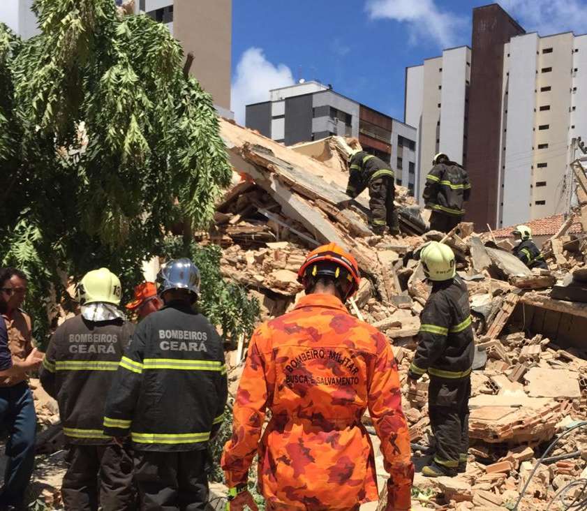 Equipes do Sistema de Segurança atuam no resgate de vítimas de desabamento em Fortaleza
