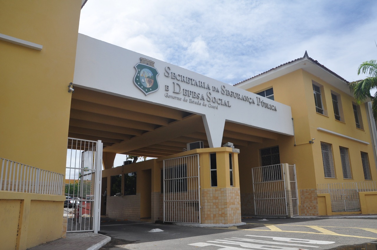 Secretário André Costa apresenta detalhes de pacote de valorização profissionais da segurança pública após reunião com governador