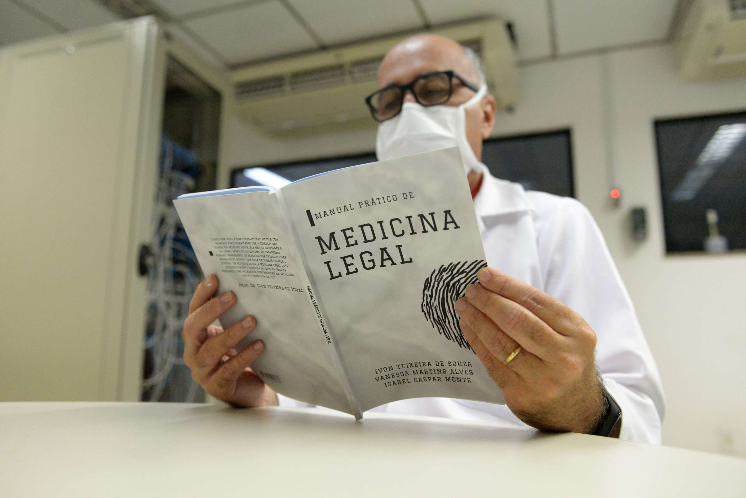 Médico perito legista da Pefoce lança livro sobre Medicina Legal