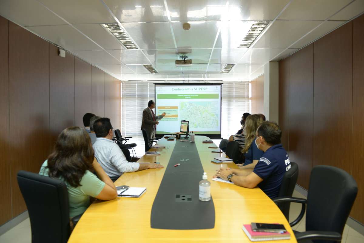 Superintendente de Pesquisa e Estratégia de Segurança Pública visita sede da Pefoce