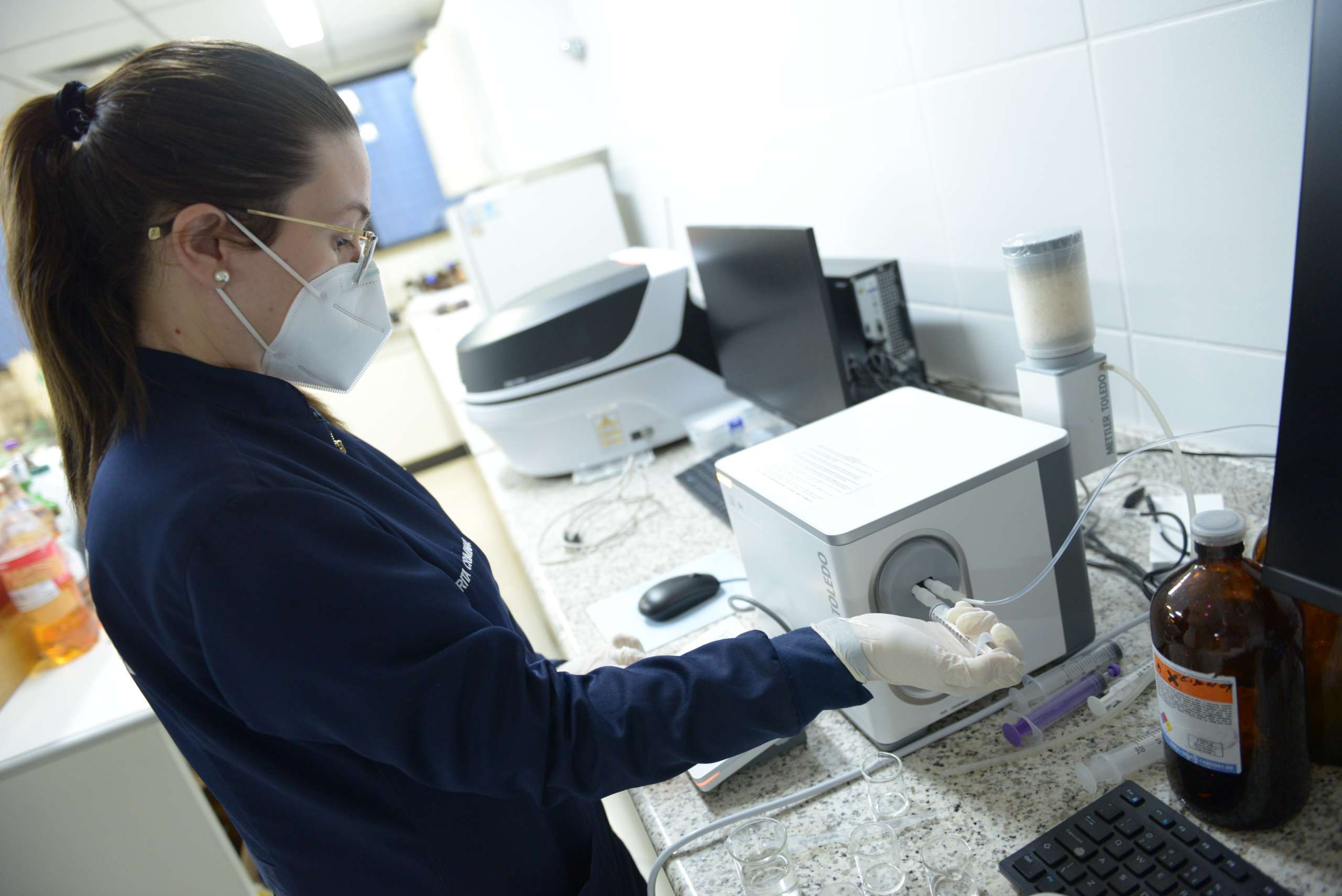 Após um ano de pandemia, Pefoce segue identificando substâncias ineficazes contra o vírus e tóxicas à saúde