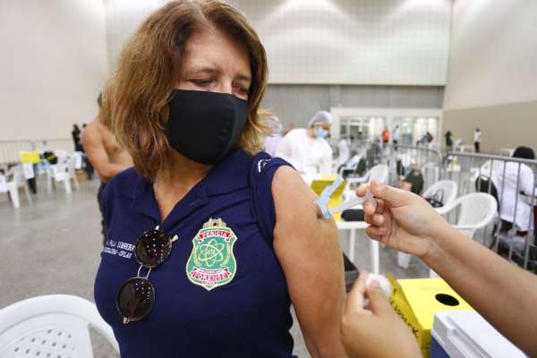 Começa a imunização dos profissionais da segurança pública com a primeira dose da vacina contra a Covid-19 em Fortaleza