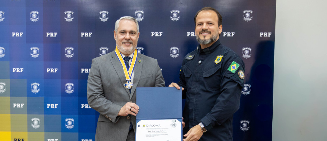 PRF homenageia perito-geral com uma de suas mais altas condecorações