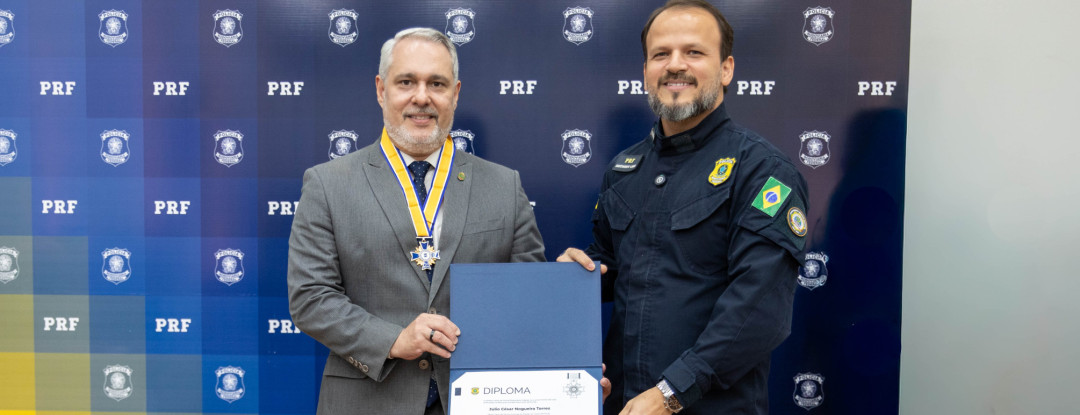 PRF homenageia perito-geral com uma de suas mais altas condecorações 