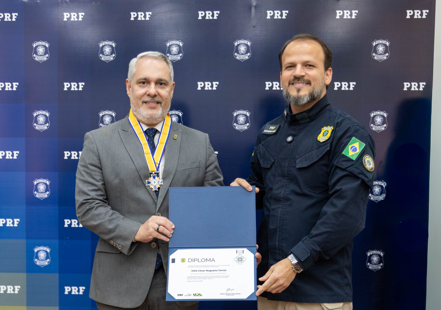 PRF homenageia perito-geral com uma de suas mais altas condecorações 