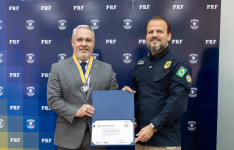 PRF homenageia perito-geral com uma de suas mais altas condecorações 