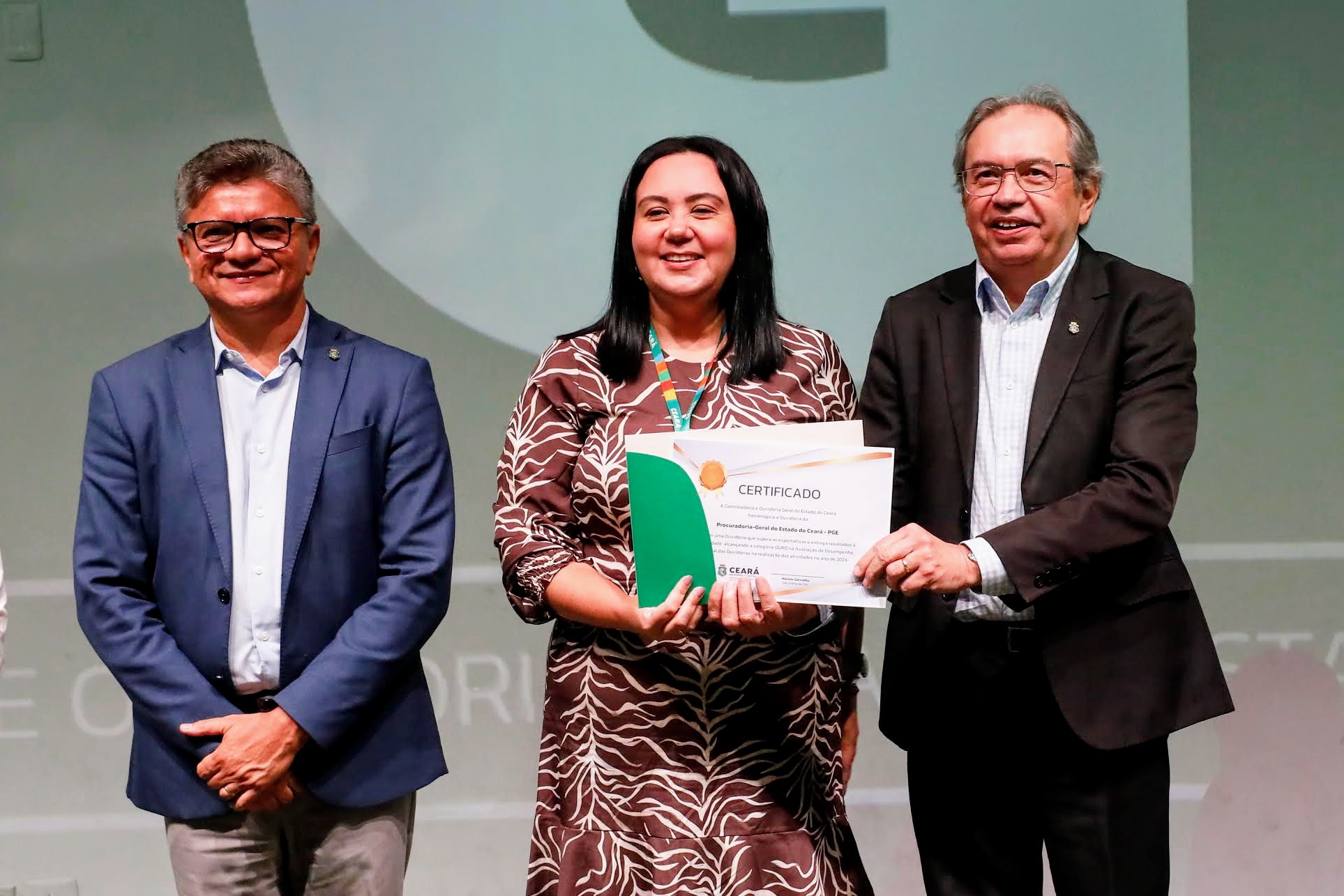 Reconhecida na categoria Ouro, Ouvidoria da PGE-CE recebe homenagem em evento da CGE-CE