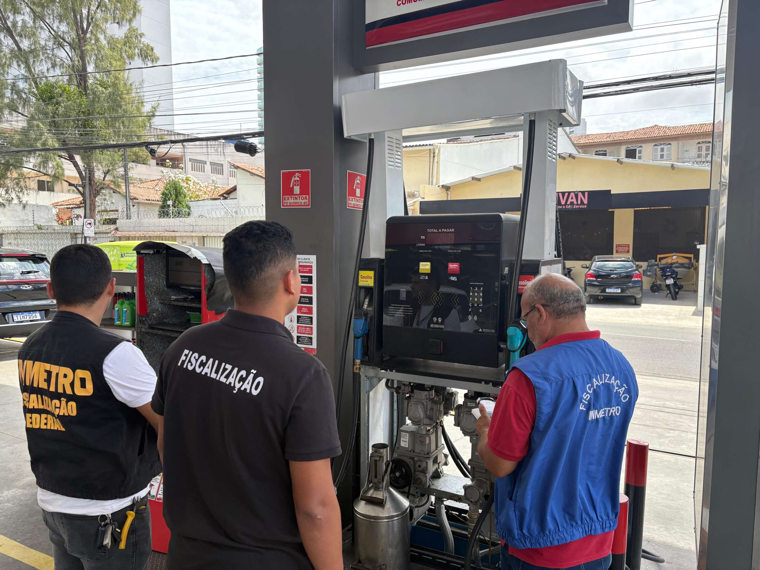 Procon Ceará e IPEM intensificam fiscalização em postos de combustíveis de Fortaleza.