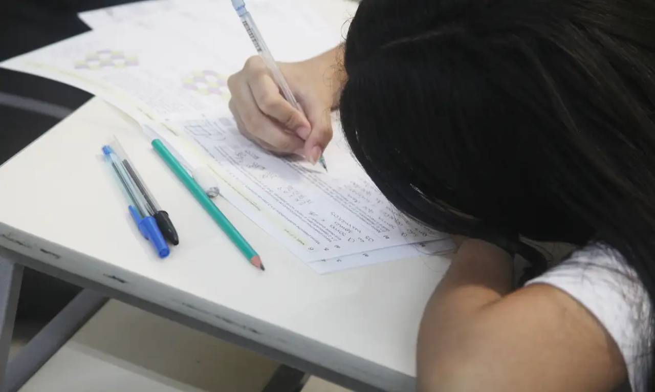 Procon Ceará recebe denúncias contra editora por atraso de material escolar