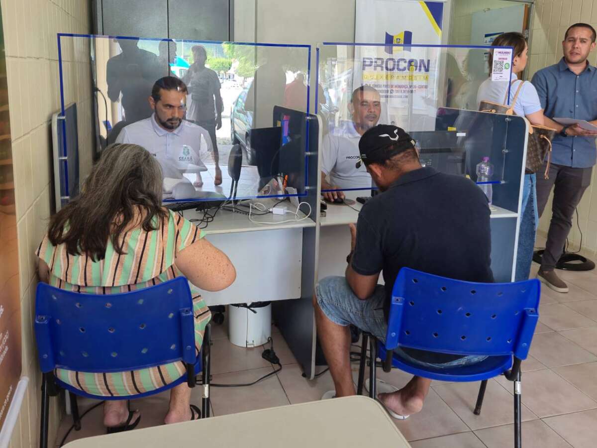 Servidores do Procon Ceará atendendo dois cidadãos de Quixeramobim
