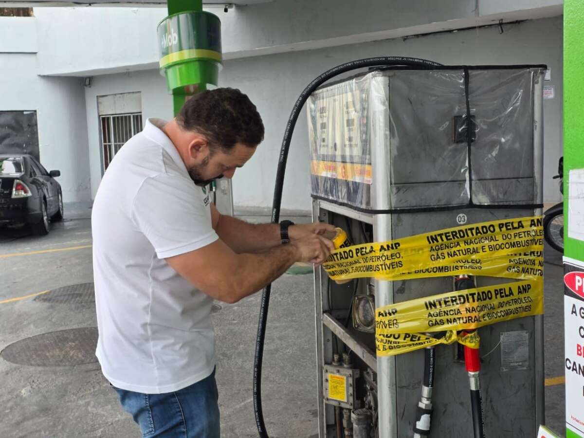 Superintendente do Procon Ceará lacra bomba de posto de combustíveis
