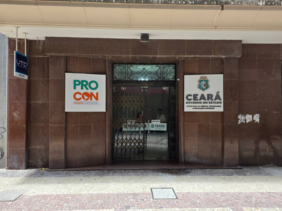 Entrada do Procon Ceará, na Travessa Severiano Ribeiro, no mesmo prédio do Cineteatro São Luiz
