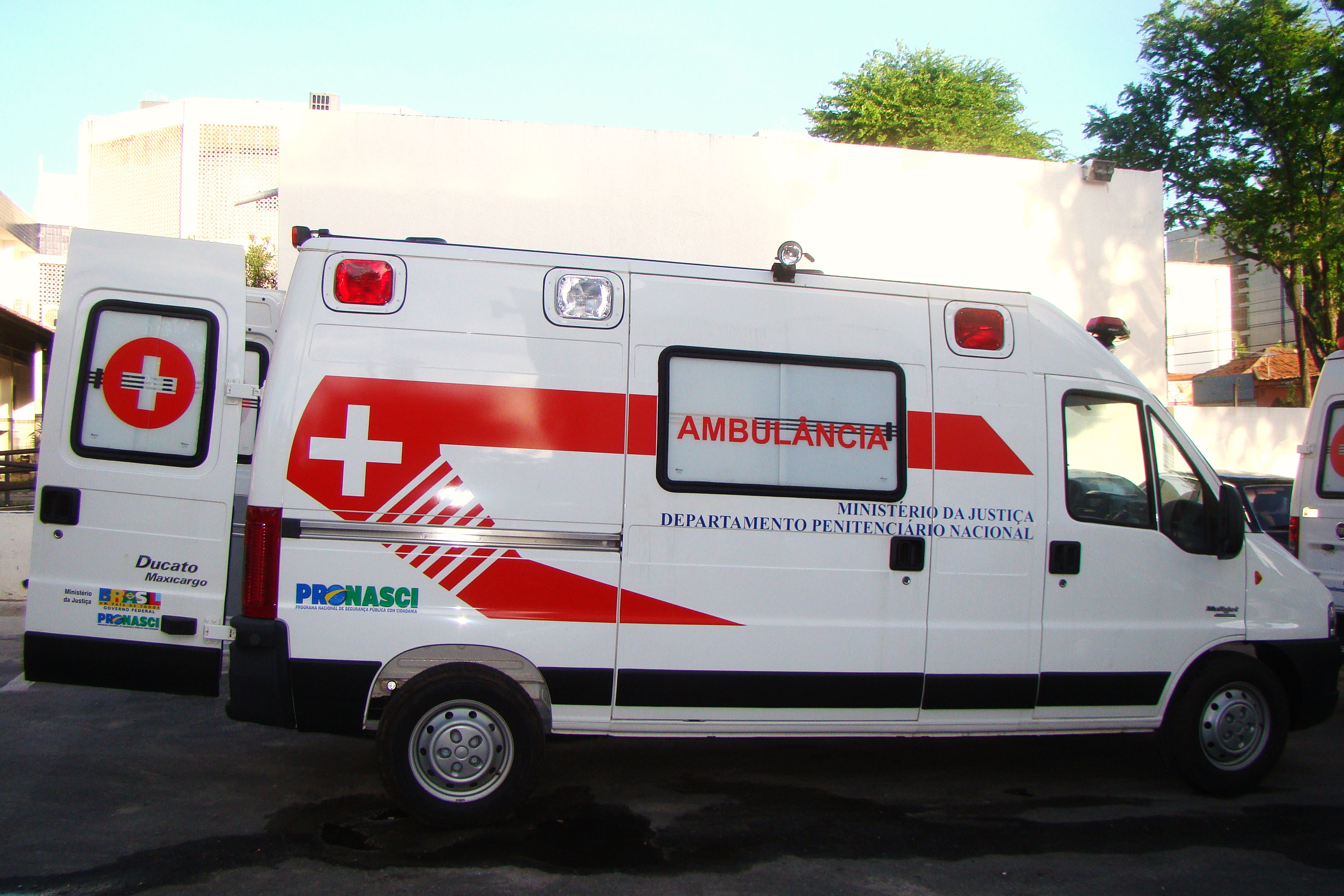 Sejus recebe duas novas ambulâncias do Ministério da Justiça