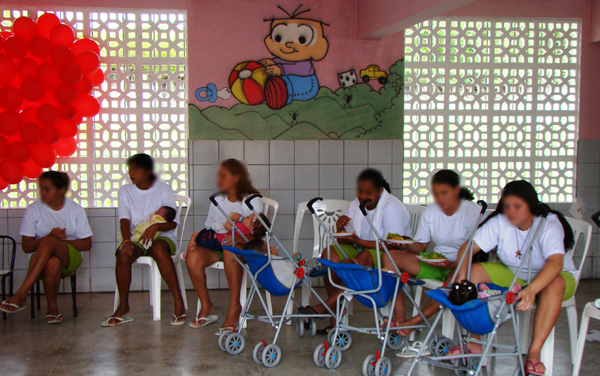 Creche do IPF em dia de festa com as mães e bebês