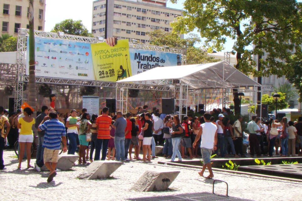 Caminhão do Cidadão presta serviço durante toda a semana na Praça do Ferreira