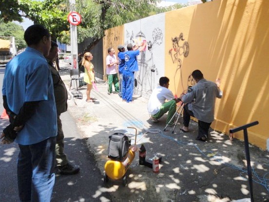 Egressos concluem curso de arte urbana e presenteiam mural para a Sejus