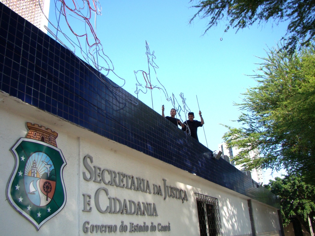 Egressos do sistema penal montam decoração natalina na Sejus