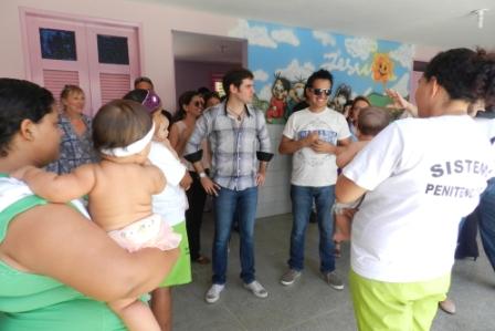 Creche do IPF recebe visita da dupla Ítalo e Renno