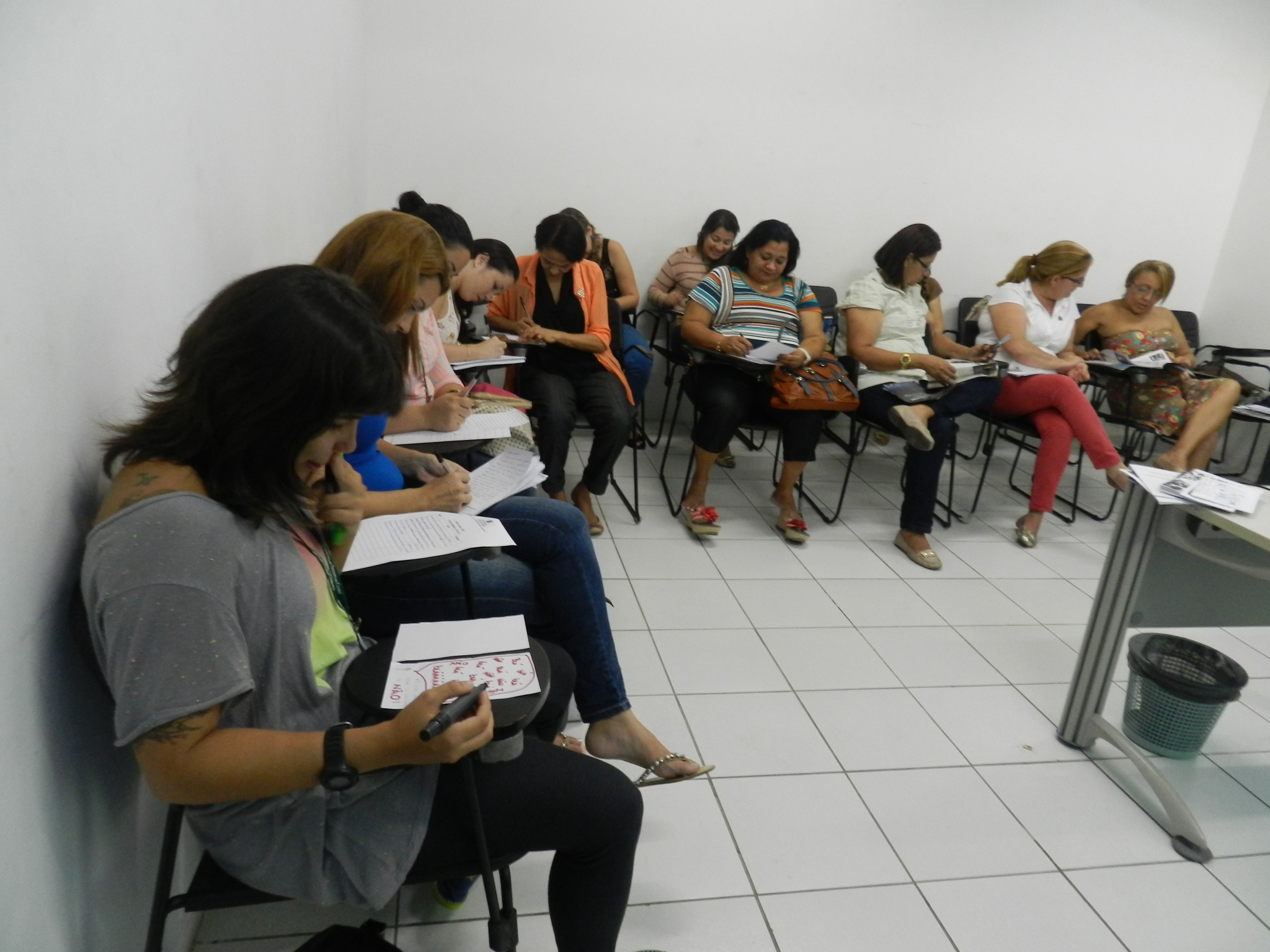 Servidores e colaboradores participam de oficina de fanzine