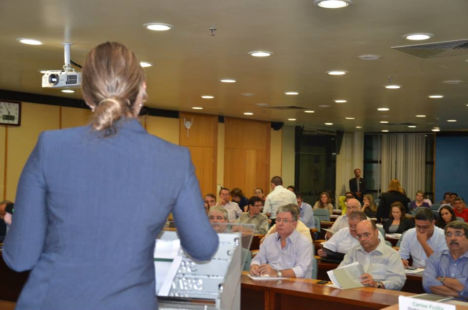 Secretária apresenta programas de ressocialização na FIEC