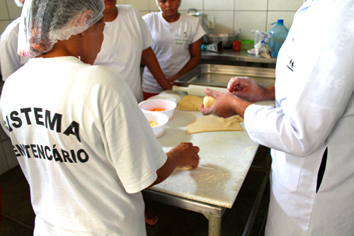 Cursos de beleza e culinária são ofertados para as internas do IPF
