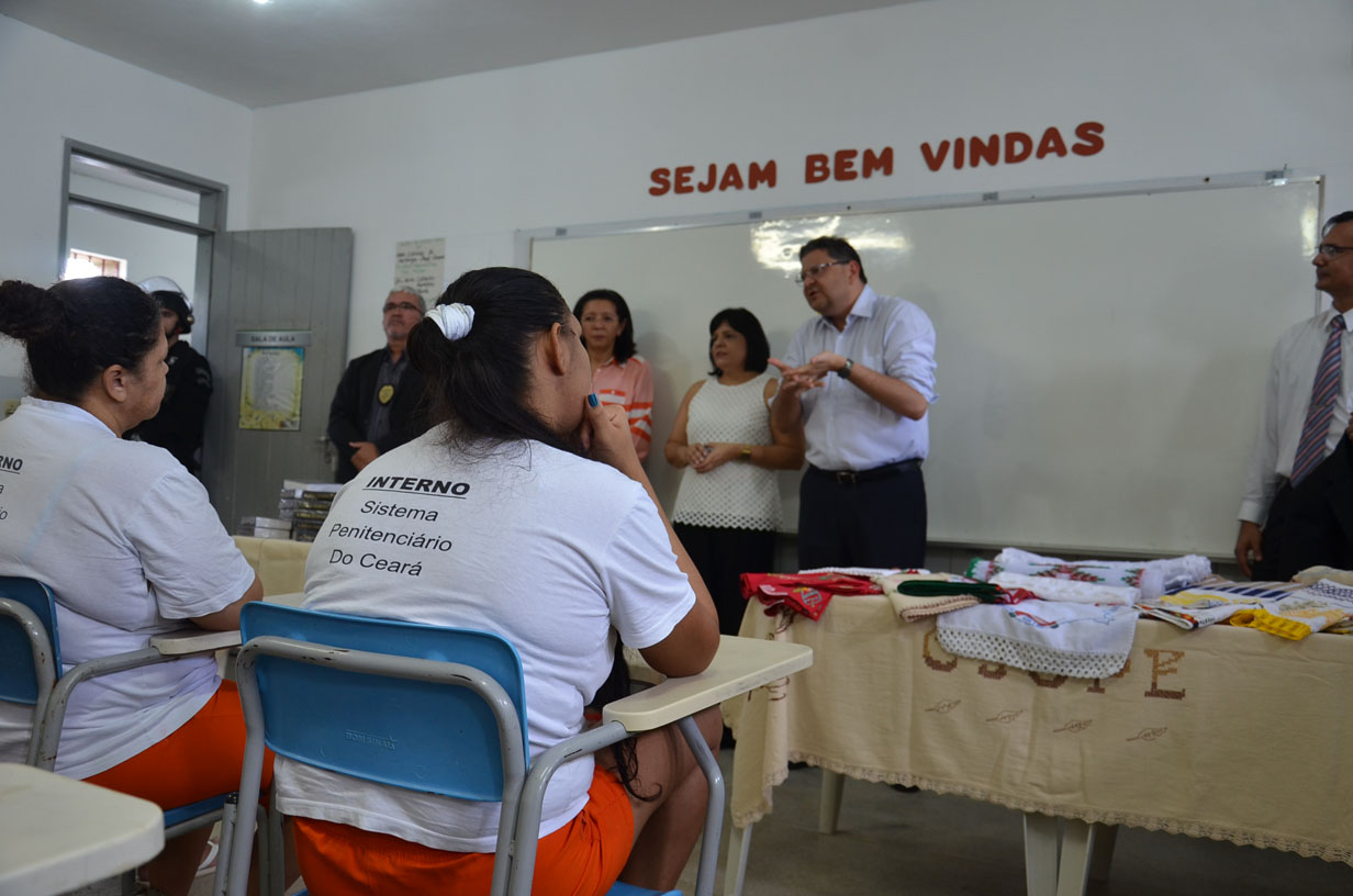 Internas do presídio feminino recebem carteira profissional de artesãs