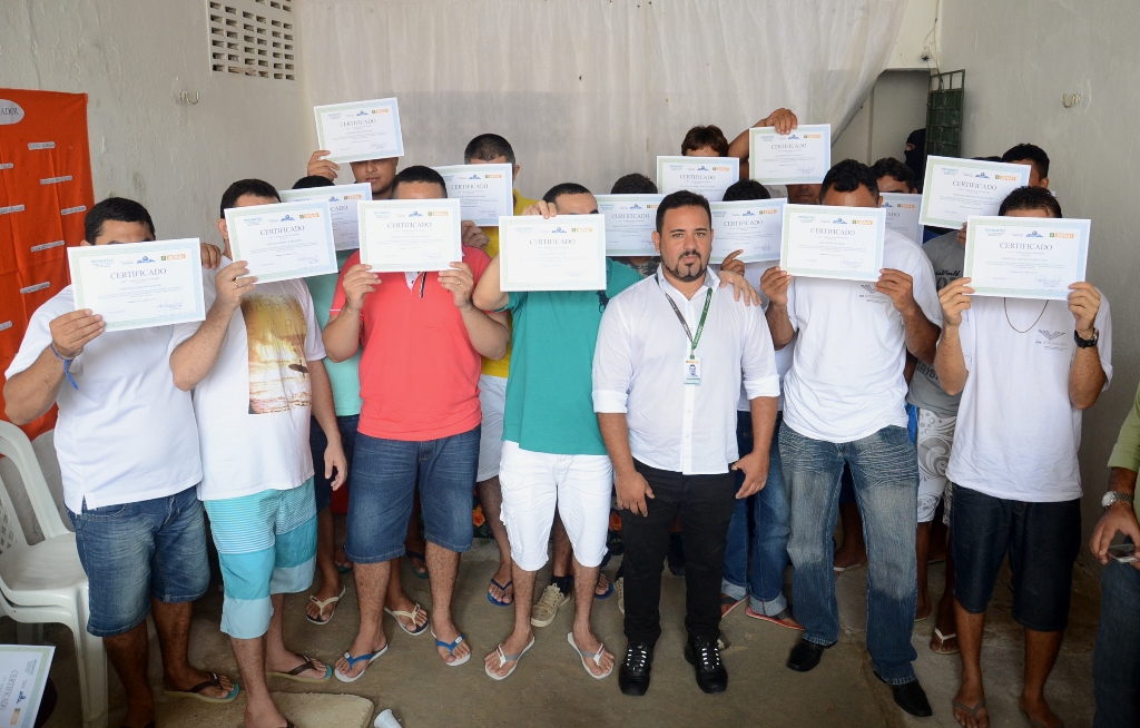 Internos da Cadeia Pública de Aracati recebem certificação de cursos do Pronatec