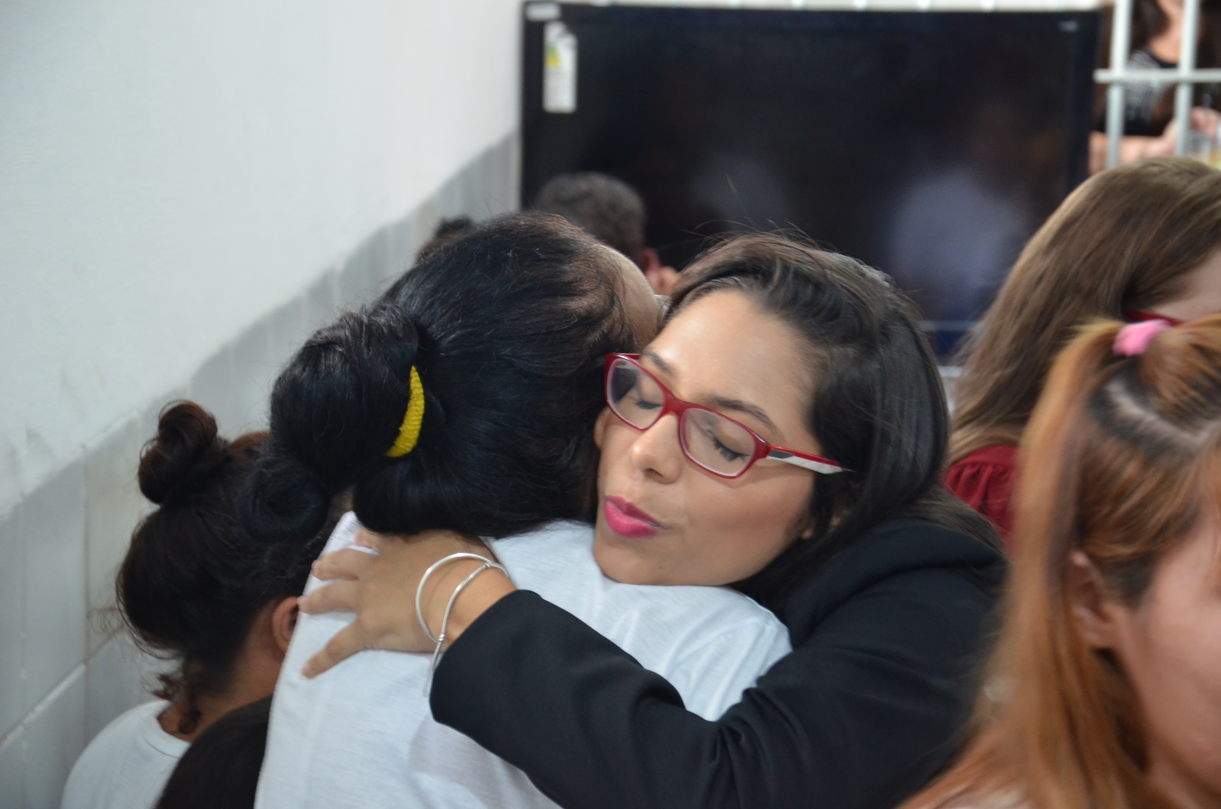Comissão da OAB – CE presenteia internas do Instituto Penal Feminino