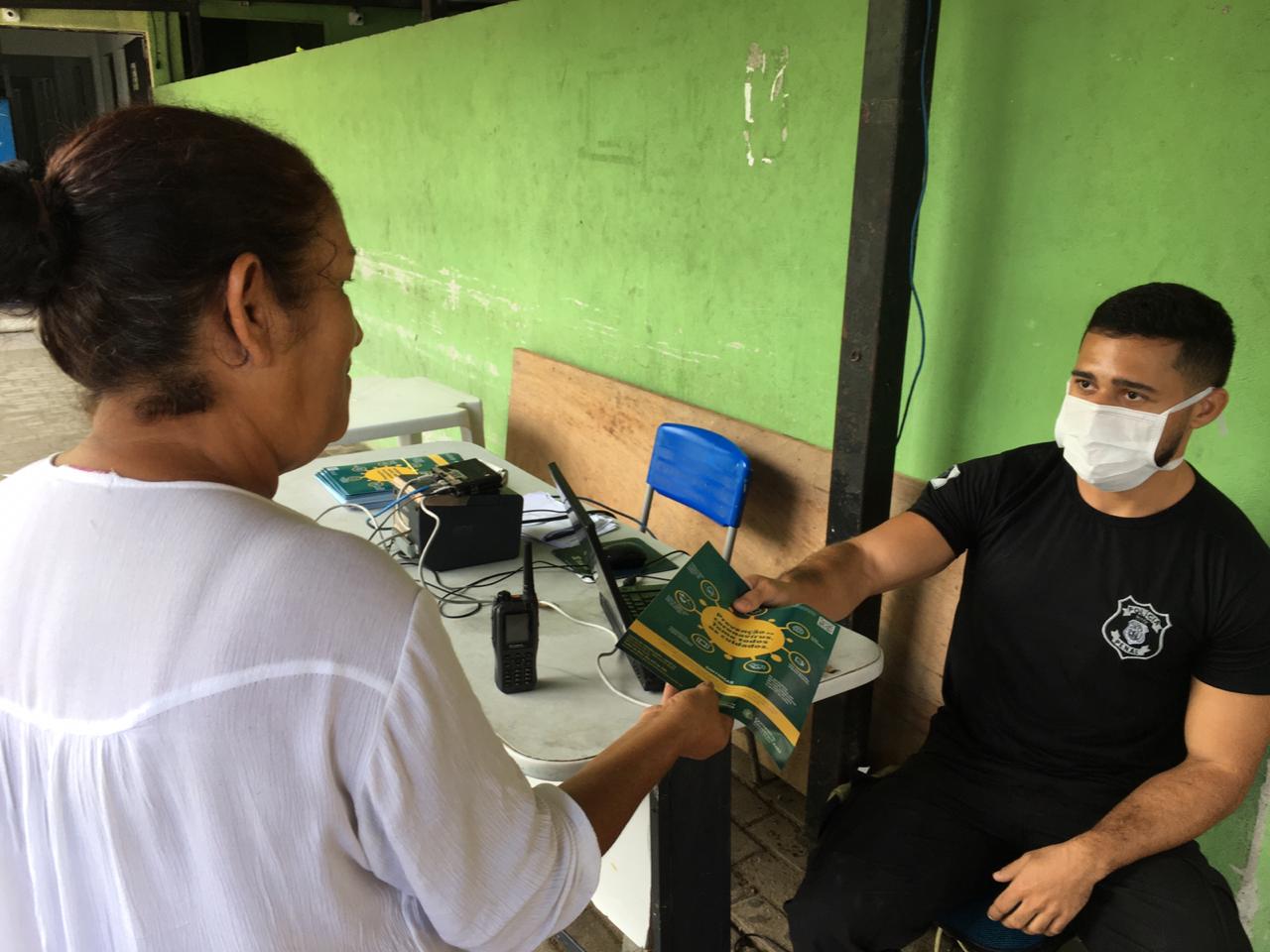 Informativos sobre o coronavírus, máscaras e álcool gel são distribuídos em unidades prisionais do Ceará