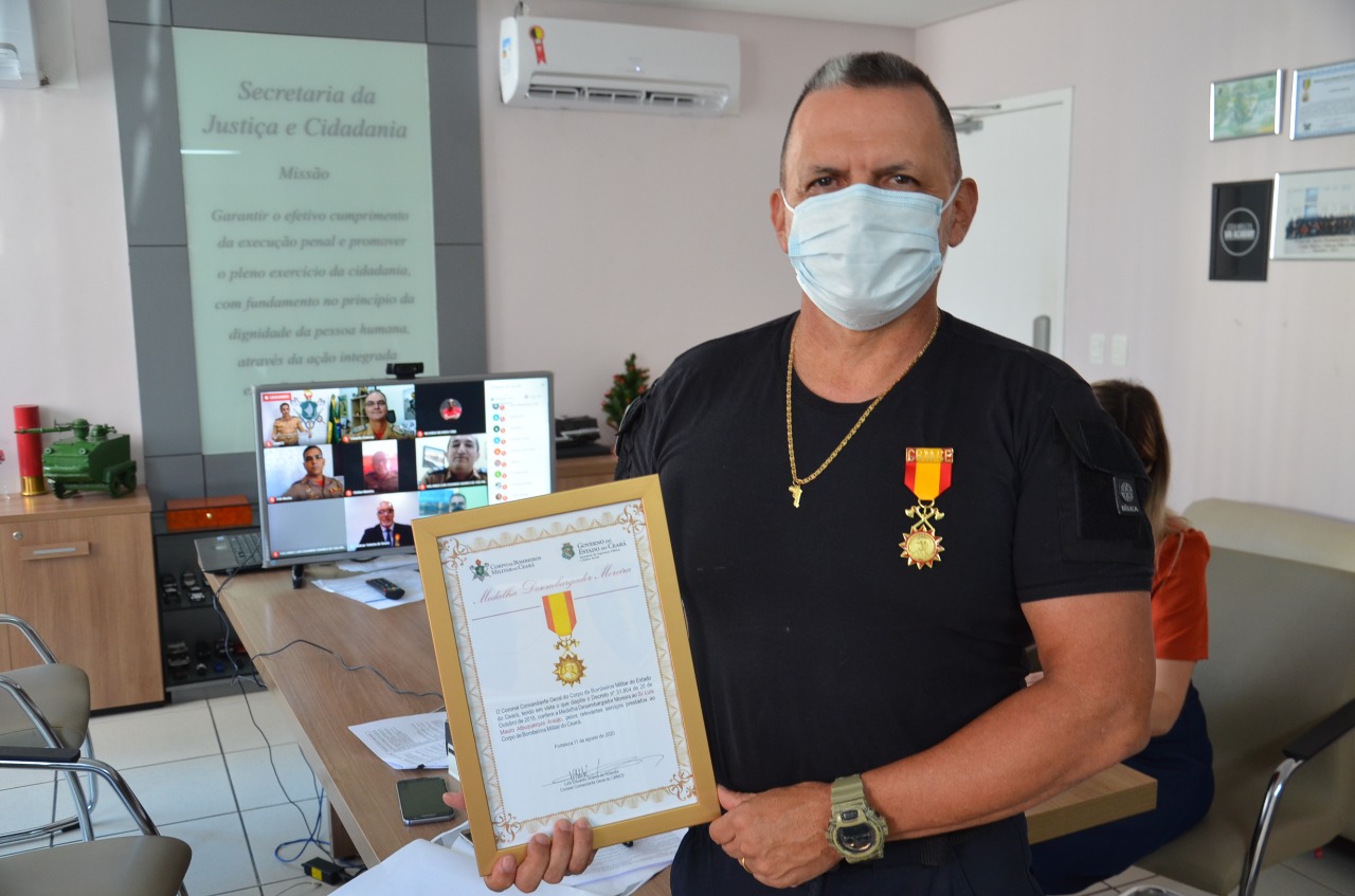 Secretário Mauro Albuquerque é agraciado com a medalha Desembargador Moreira