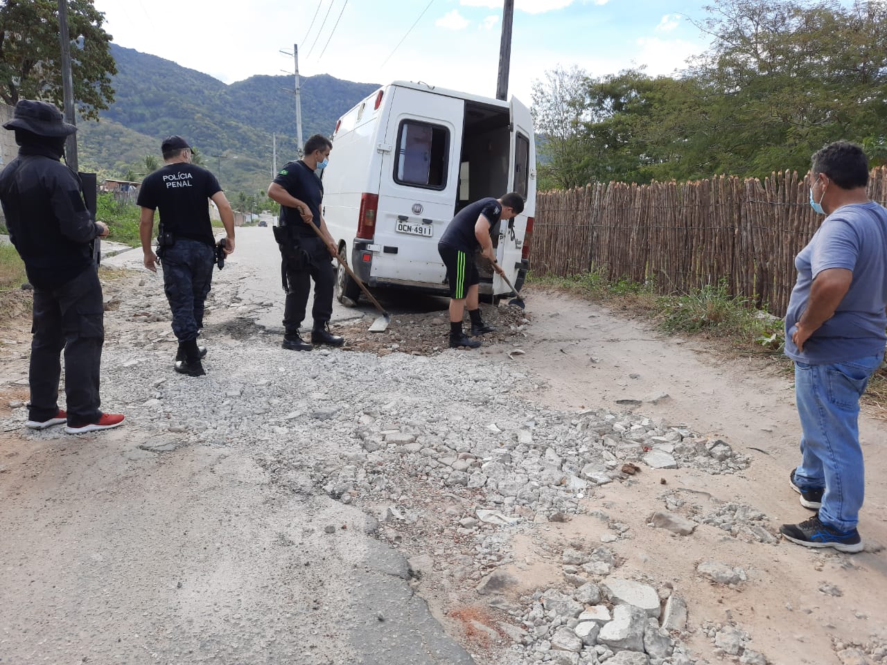 Policiais Penais da Pacatuba realizam operação ‘tapa buraco’