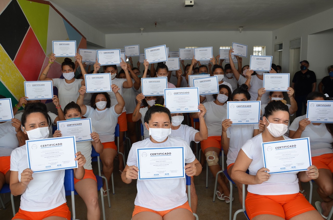 Internas do IPF são certificadas em cursos de costura industrial e panificação