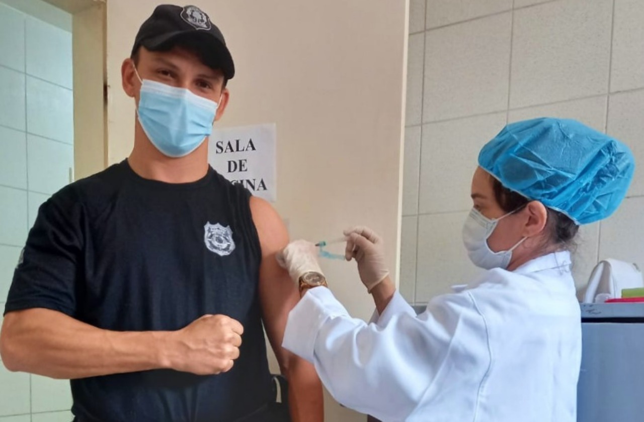 Policiais penais recebem primeira dose da vacina contra a Covid-19