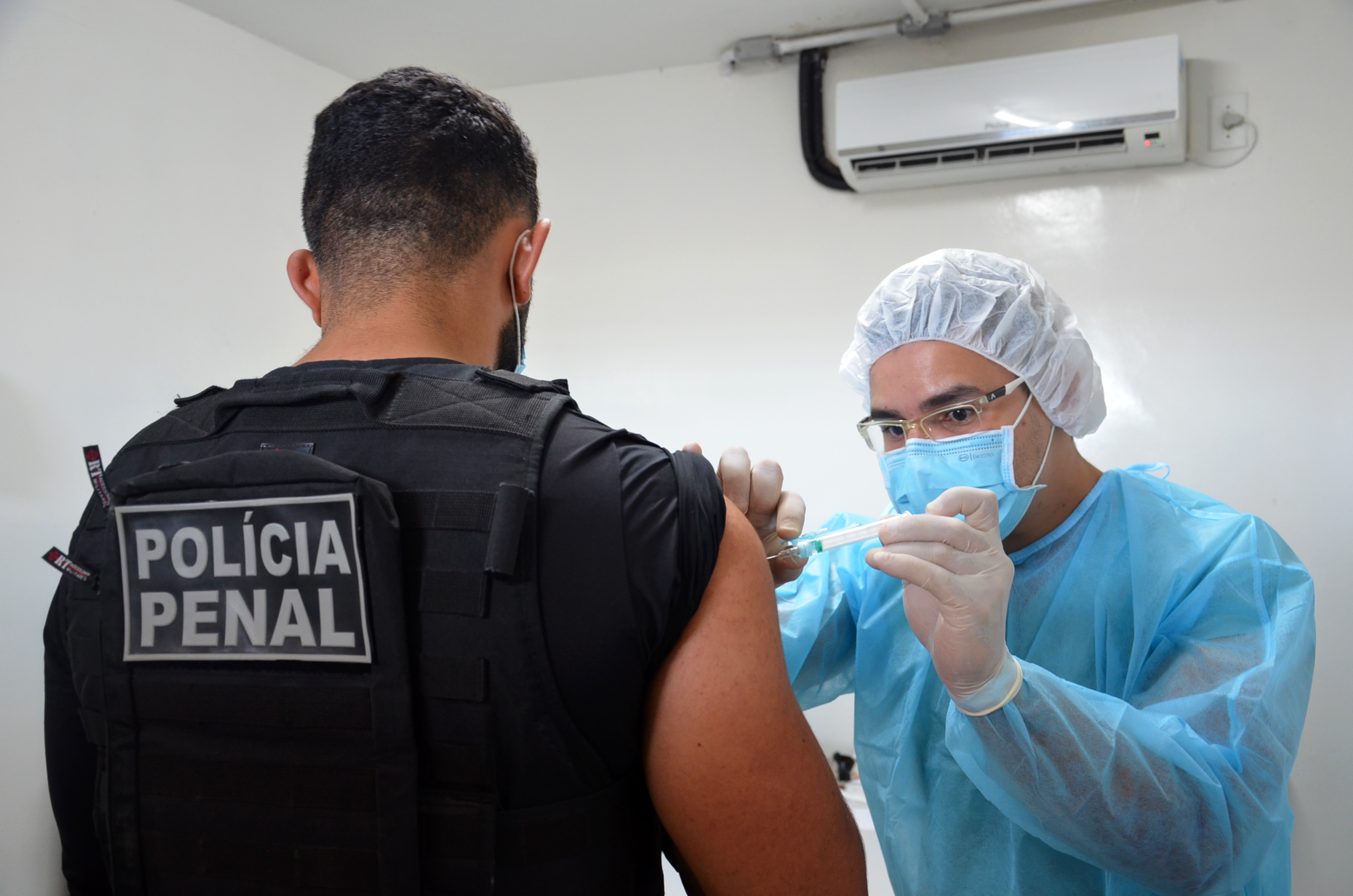 Policias penais do CTOC recebem a primeira dose da vacina contra a Covid-19