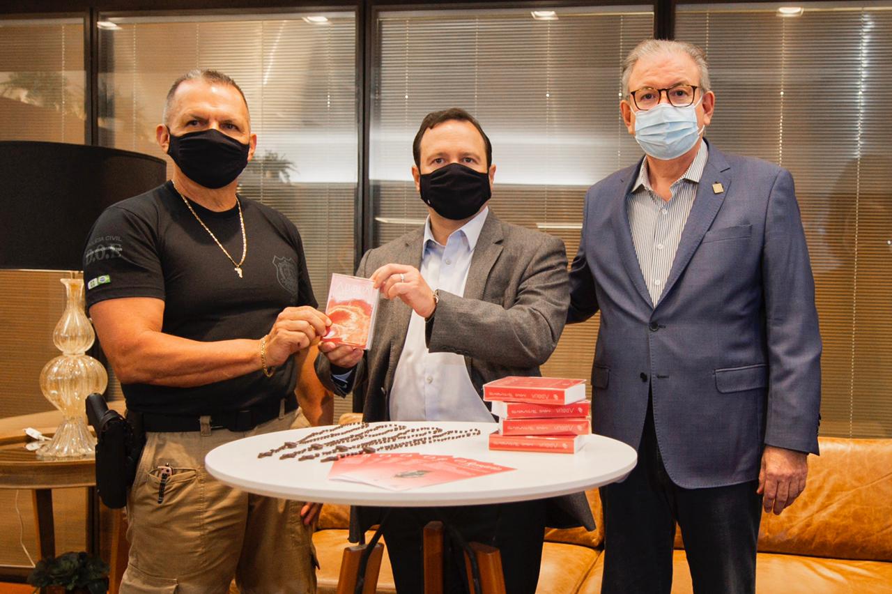 SAP recebe doação de mil bíblias para incentivar leitura nas unidades prisionais cearenses