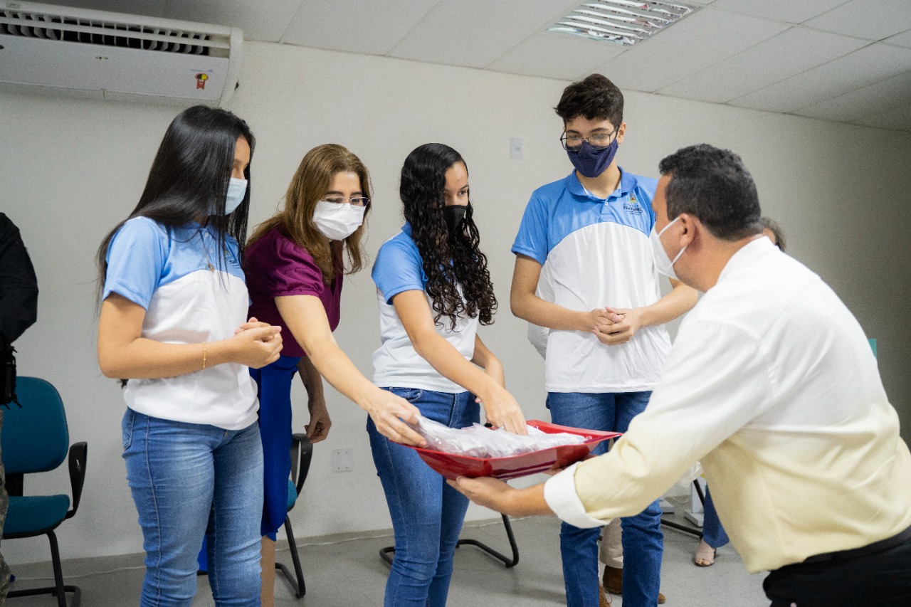 Máscaras produzidas em unidade prisional com apoio do Comitê Internacional da Cruz Vermelha são doadas a escolas de Fortaleza