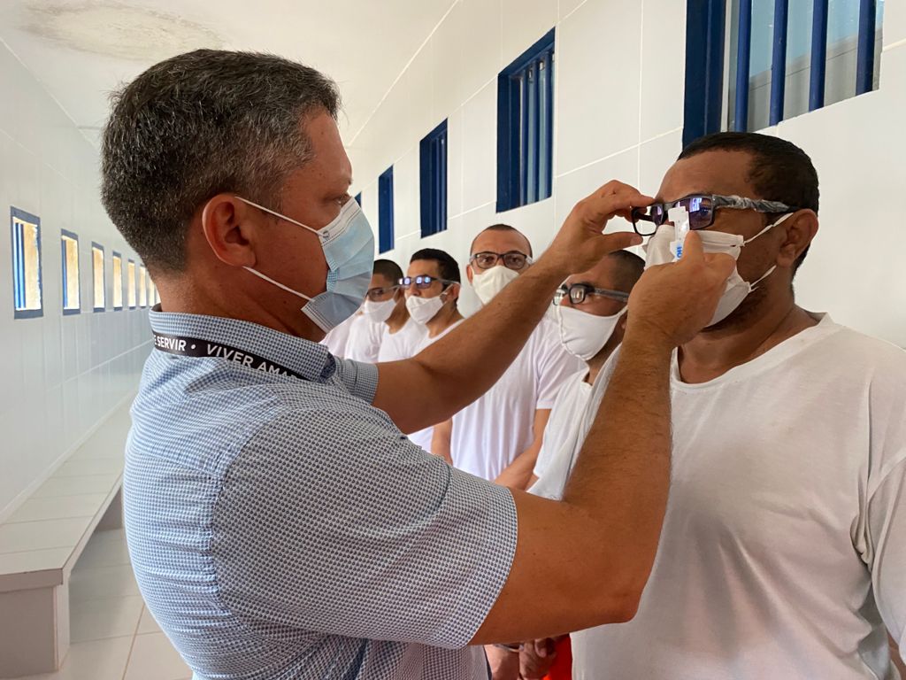 Avaliação oftalmológica culmina com entrega de óculos novos para internos do sistema prisional cearense