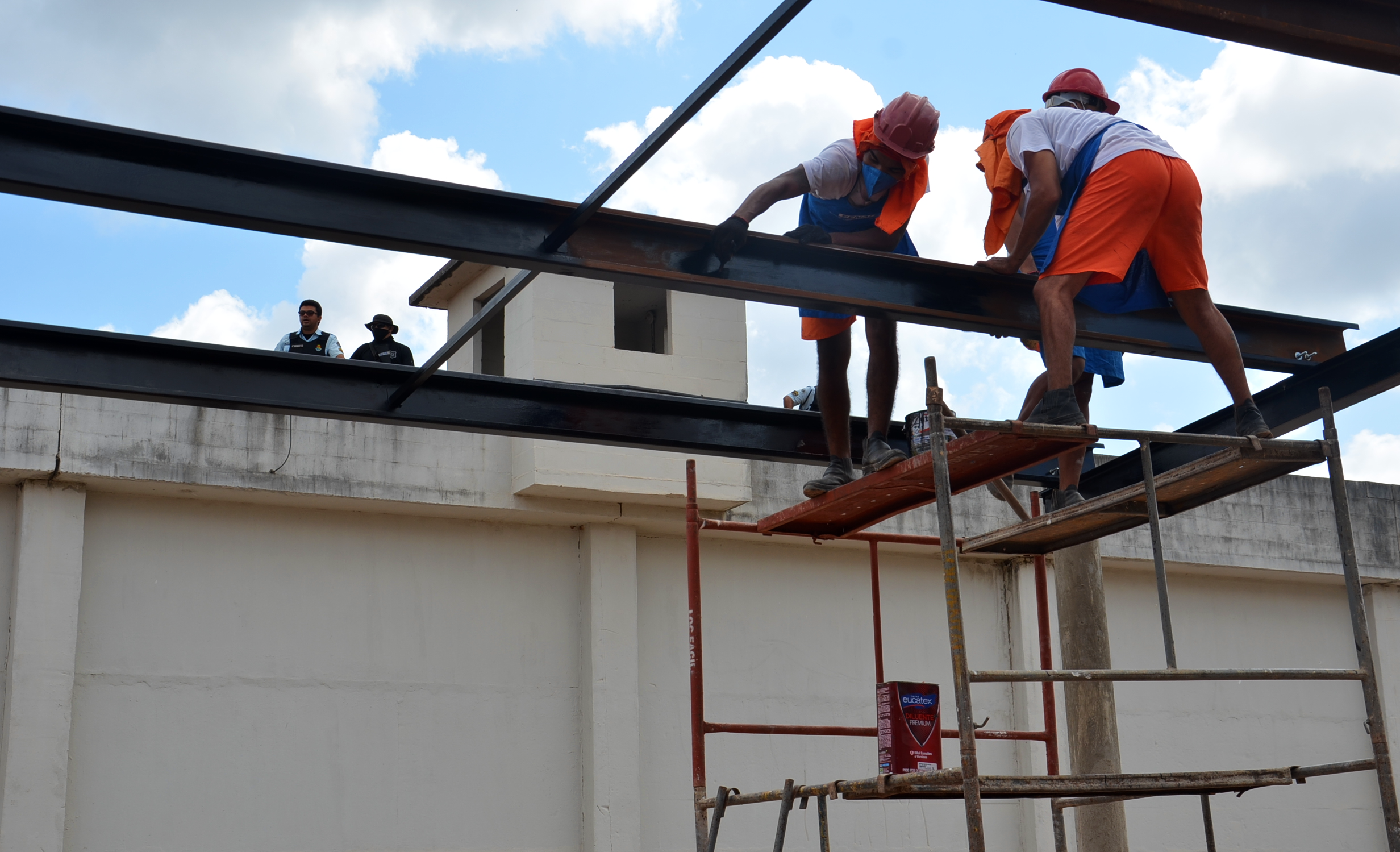 Internos capacitados pelo projeto Sou Capaz constroem galpões de atividade laboral em unidades prisionais