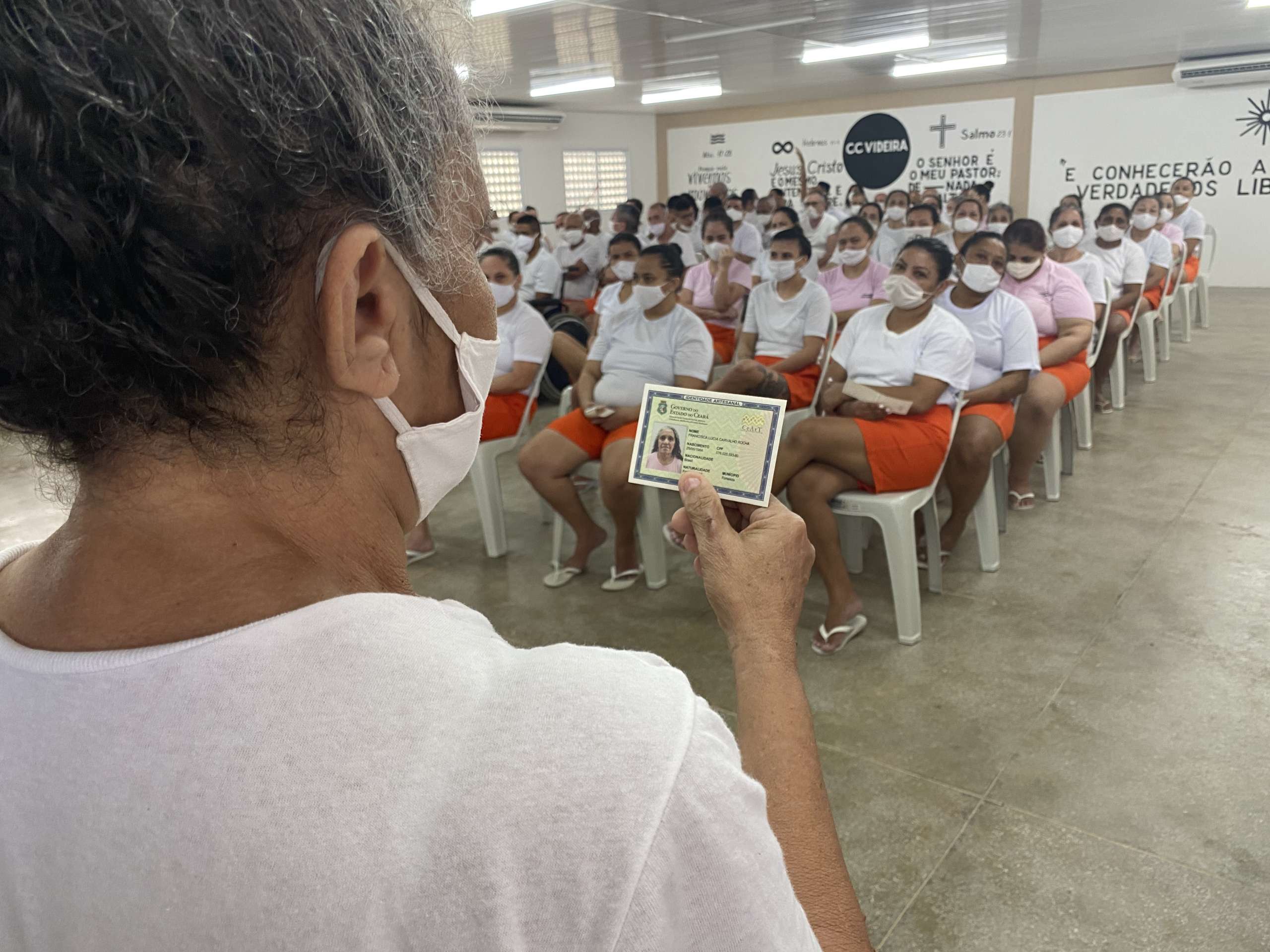 Internas e internos do sistema prisional cearense recebem identidade profissional de artesãos