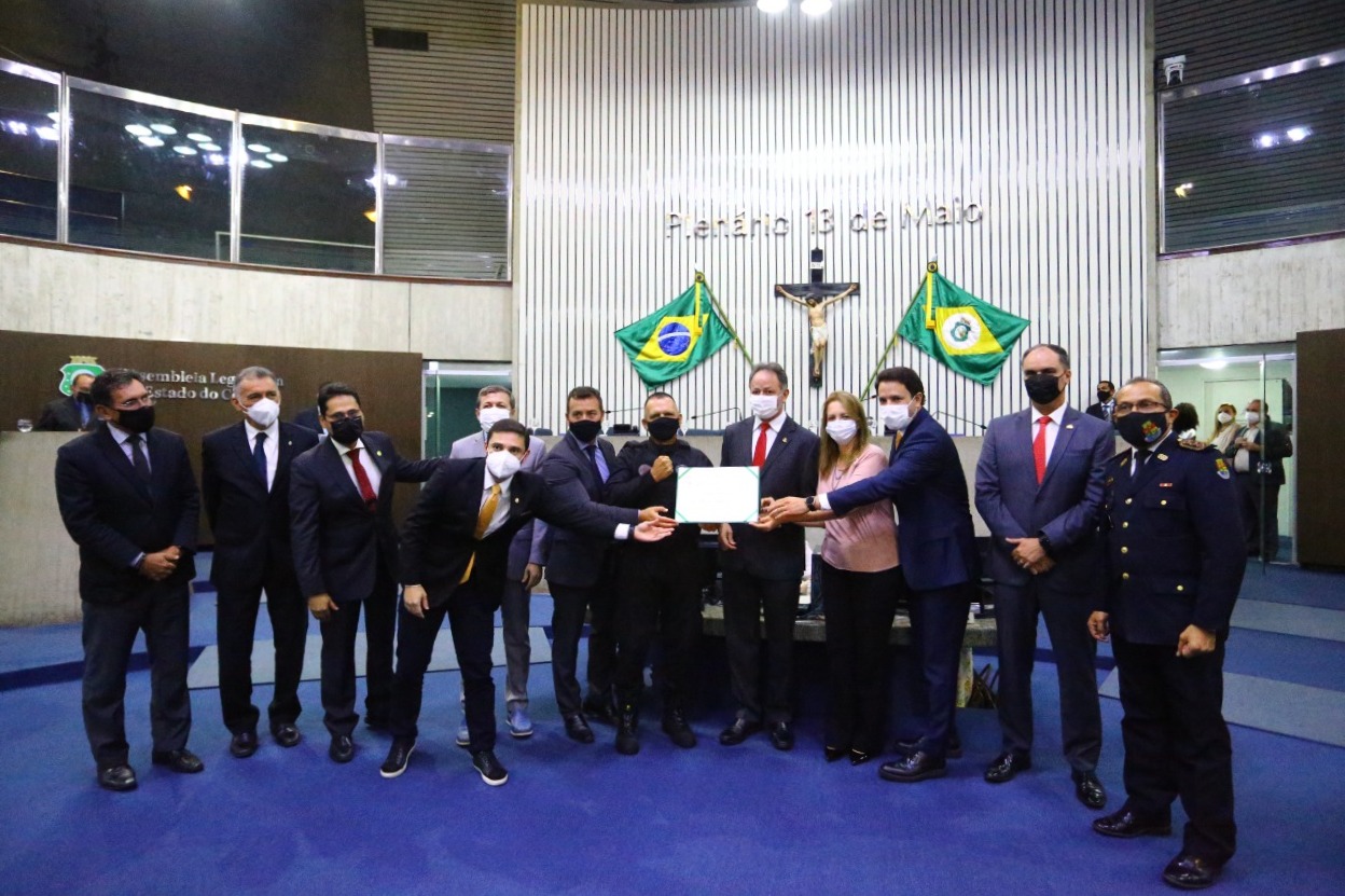 Secretário Mauro Albuquerque recebe título de Cidadão Cearense na Assembleia Legislativa